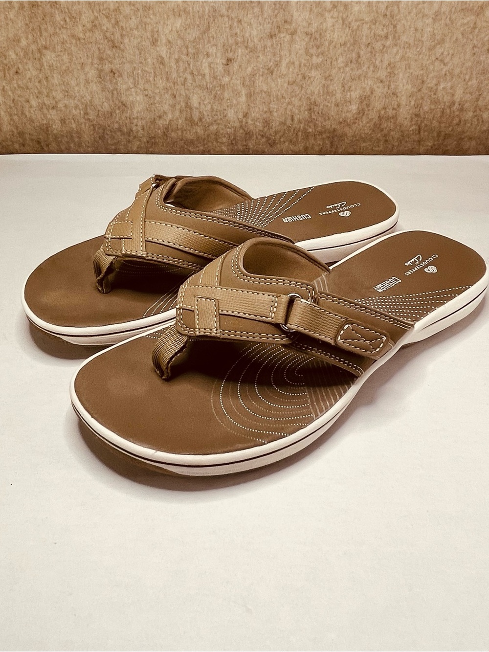 Clarks Cloud Steppers Beige Adjustable Thong Beach Pool Sandals Size 7 Women's